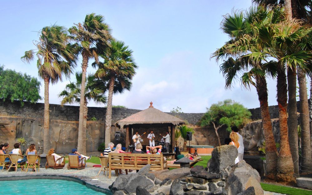 Casa Tomarén gardens